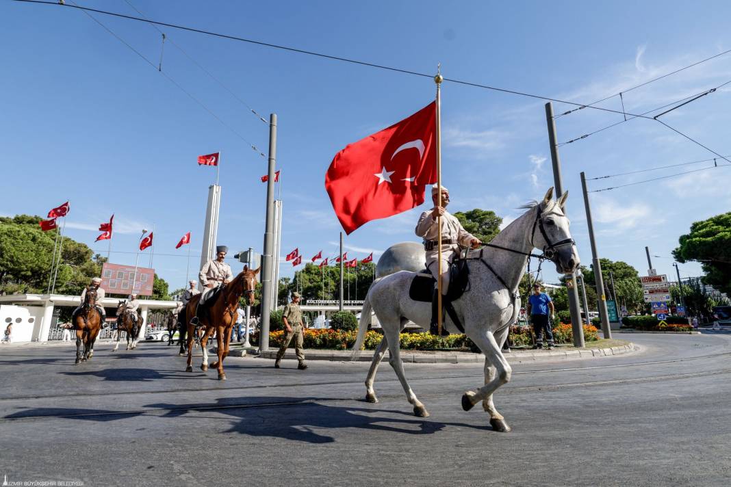 İzmir’de hem karada hem de havada kurtuluş coşkusu böyle yaşandı 7